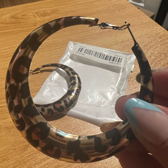 Leopard loop earrings - Picture 3 of 3